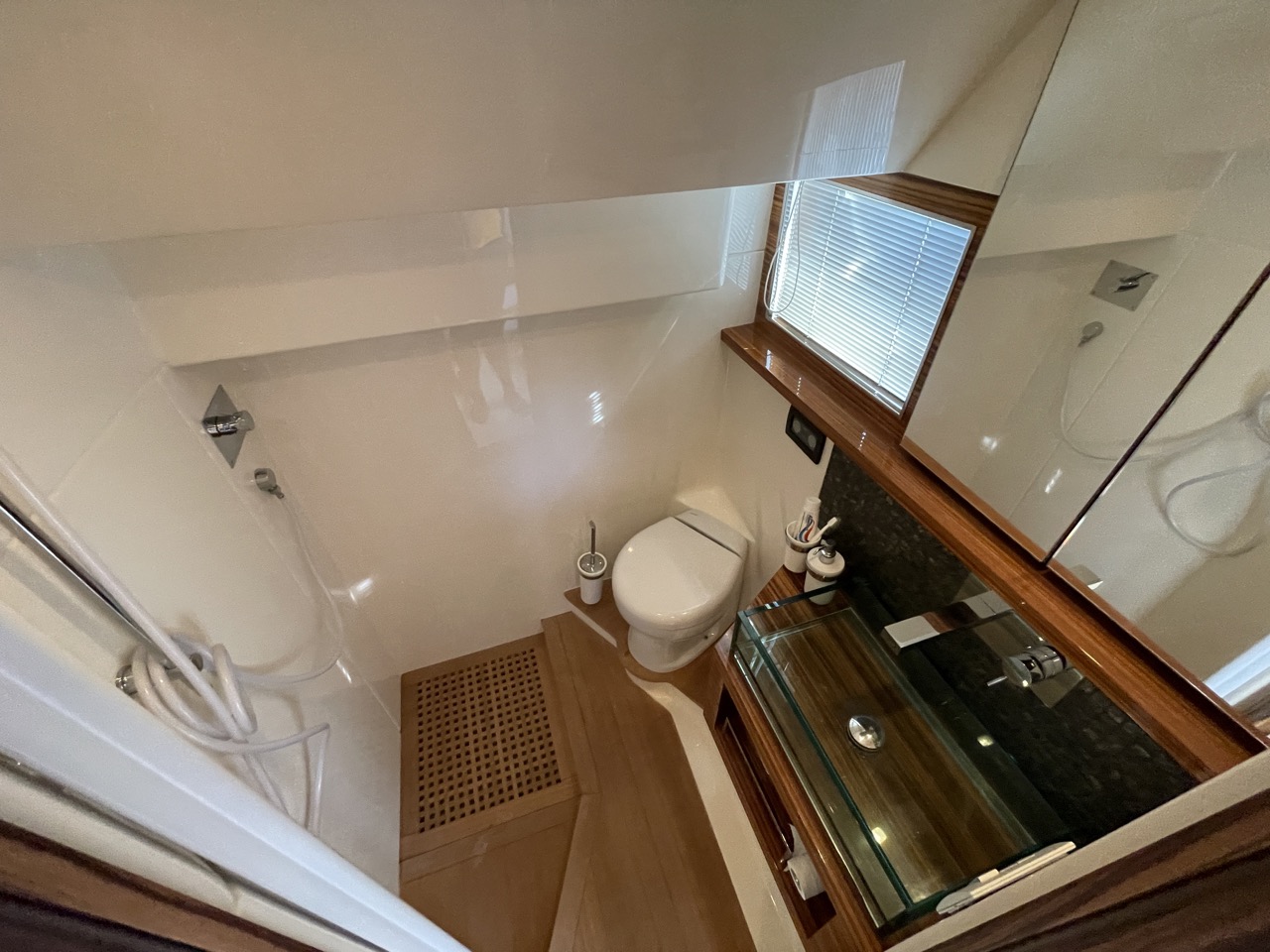 Absolute 52, 2009 image 21