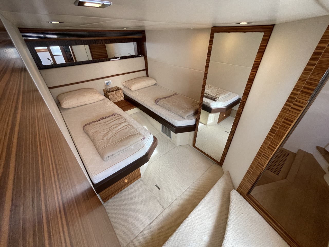 Absolute 52, 2009 image 22