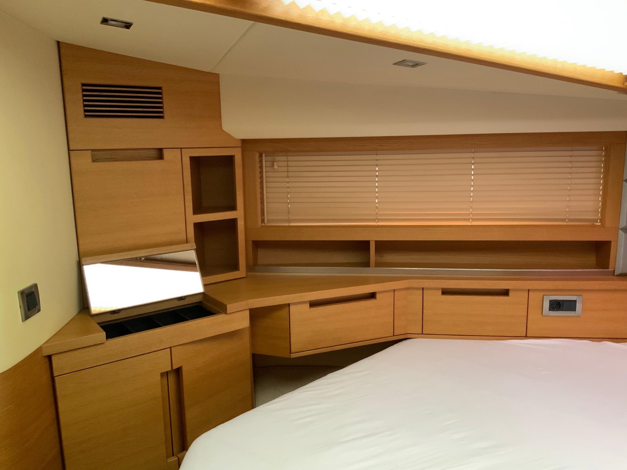 Galeon 420 Fly, 2013 image 22